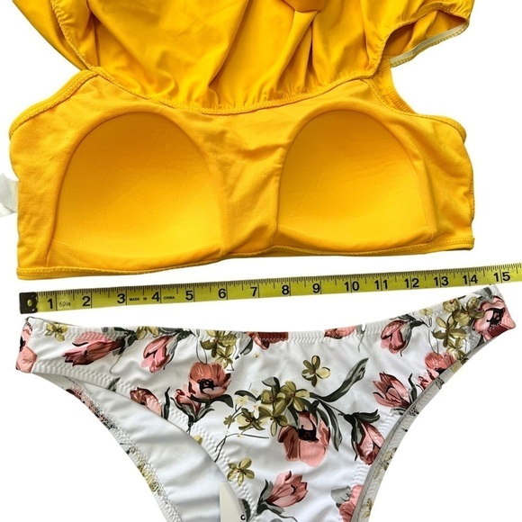 YELLOW Off The Shoulder Ruffle Bikini Floral Bottoms Medium NWT Cupshe Envya - Picture 8 of 13